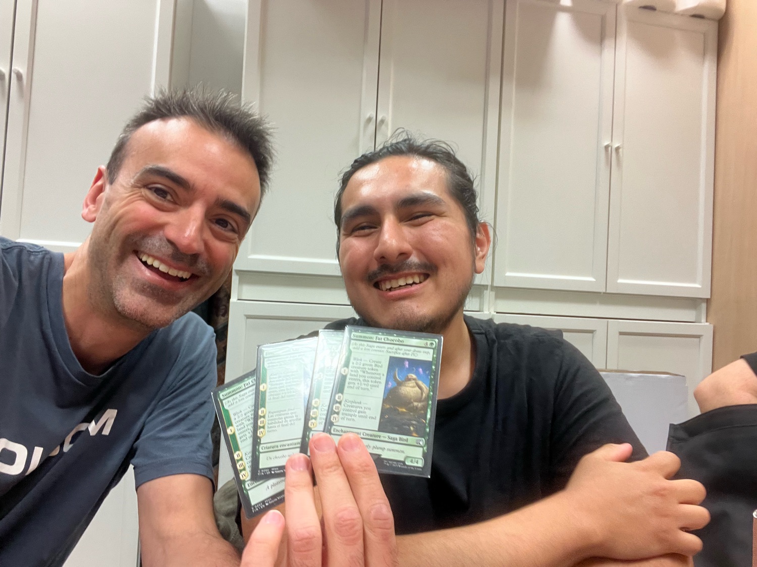 Fidel entregando a Jonathan tres Fat Chocobos firmados de Final Fantasy