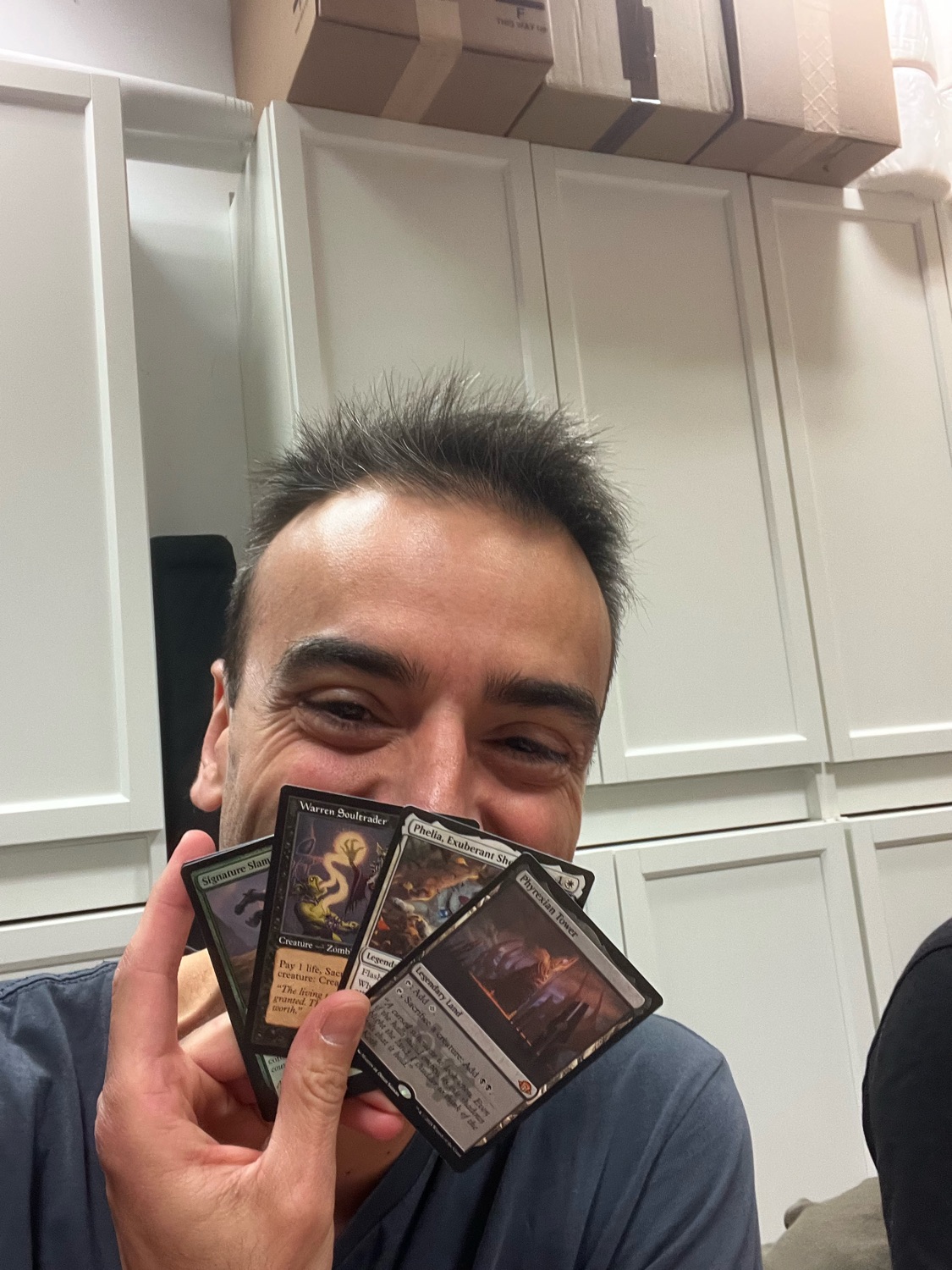 Jonathan con sus cartas top del primer sobre, incluyendo Phyrexian Tower