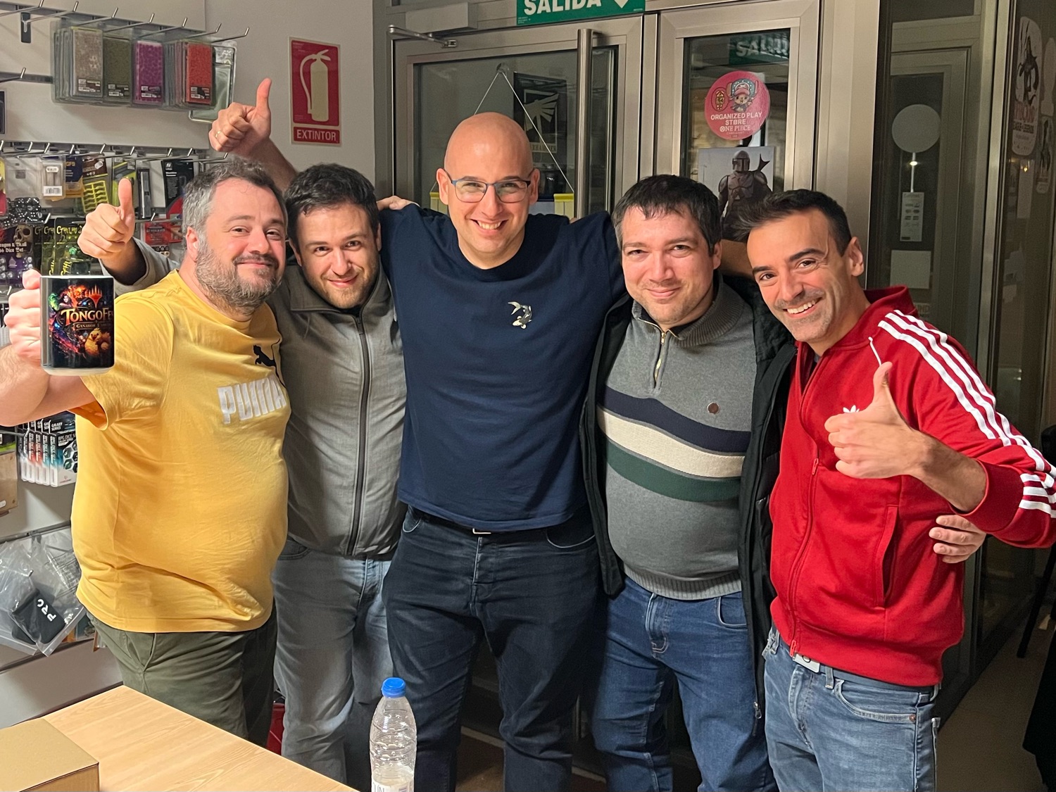 Los cinco del Tongofest en la salida de Wargen, mug del campeón en alto